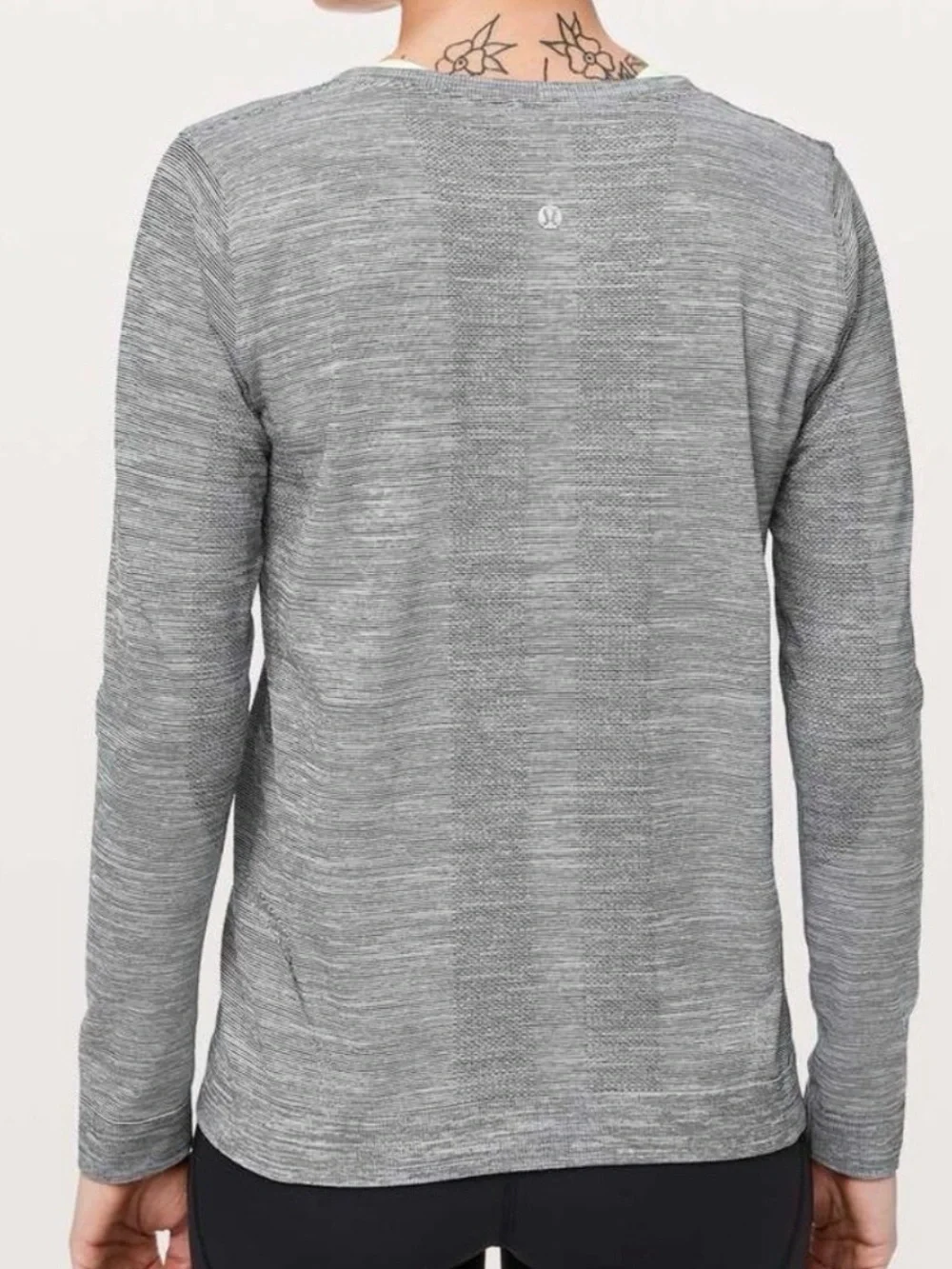 Lululemon Swiftly Tech Long Sleeve Size 4 Breeze Relaxed Fit Black & White